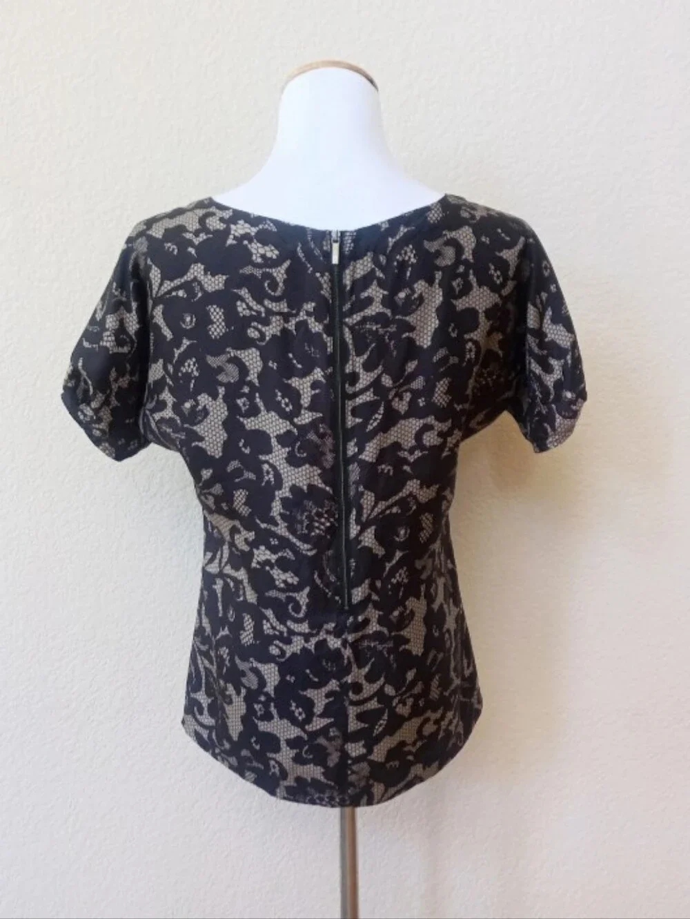 Banana Republic black and beige printed lace silk subtle puff sleeve blouse